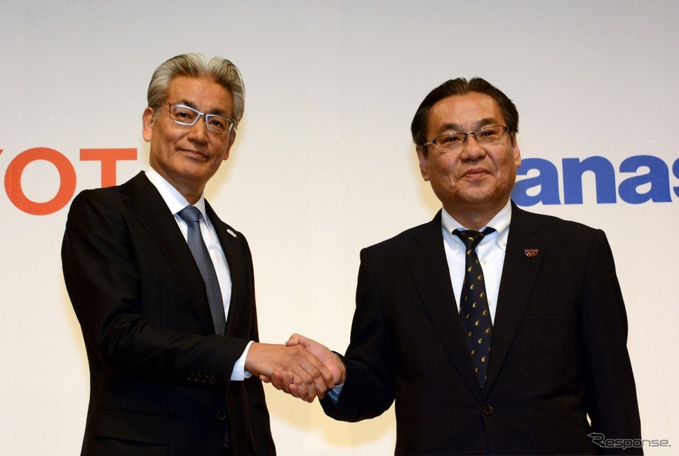 トヨタ自動車 白柳正義執行役員(左)とパナソニック 北野亮専務執行役員