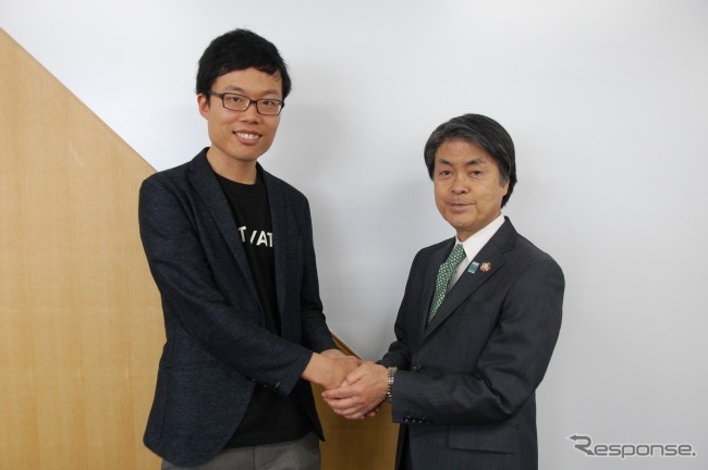 CARTIVATOR 共同代表・ SkyDrive代表取締役の福澤知浩氏、 右:豊田市の太田稔彦市長