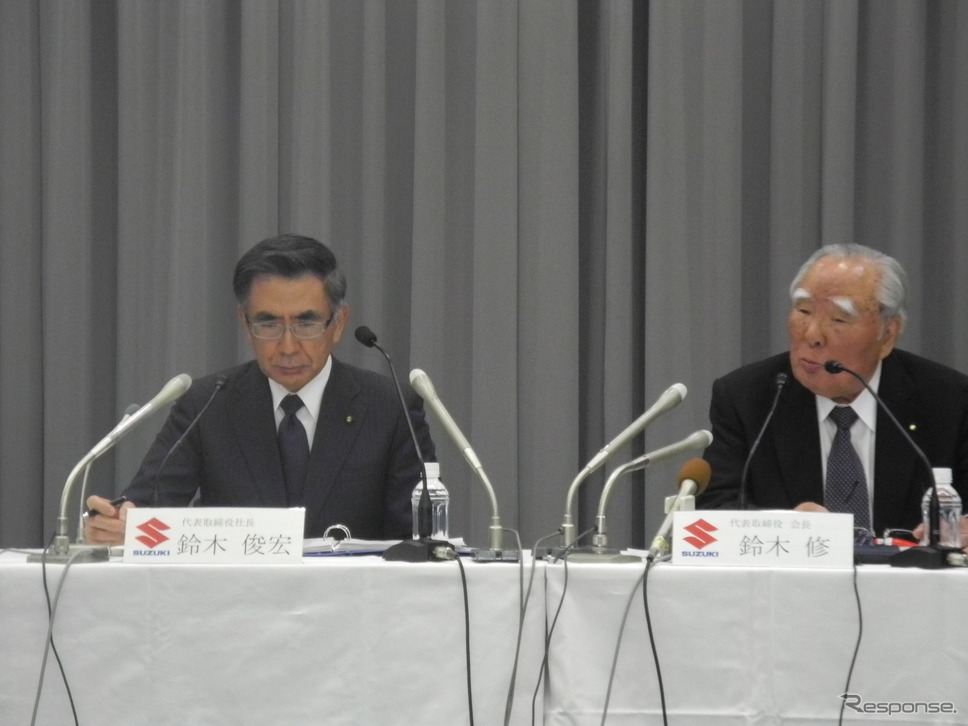 決算会見をする鈴木修（右）と鈴木俊宏社長《撮影　山田清志》