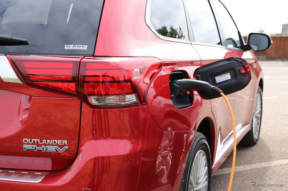 三菱 アウトランダー PHEVの2019年モデル(欧州仕様)《photo: Mitsubishi Motors》
