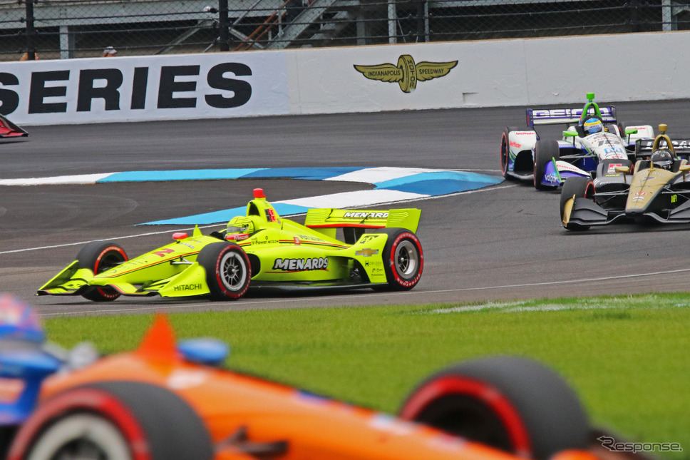 前方の#9 ディクソンを追う#22 パジェノー(写真中央)。《写真提供 INDYCAR》