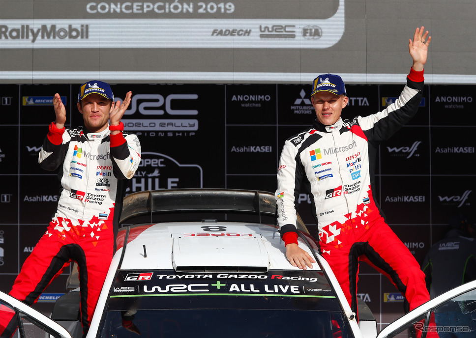 WRCチリ戦を制したトヨタのタナク(右)。左はコ・ドライバーのM.ヤルヴェオヤ。《写真提供 TOYOTA》