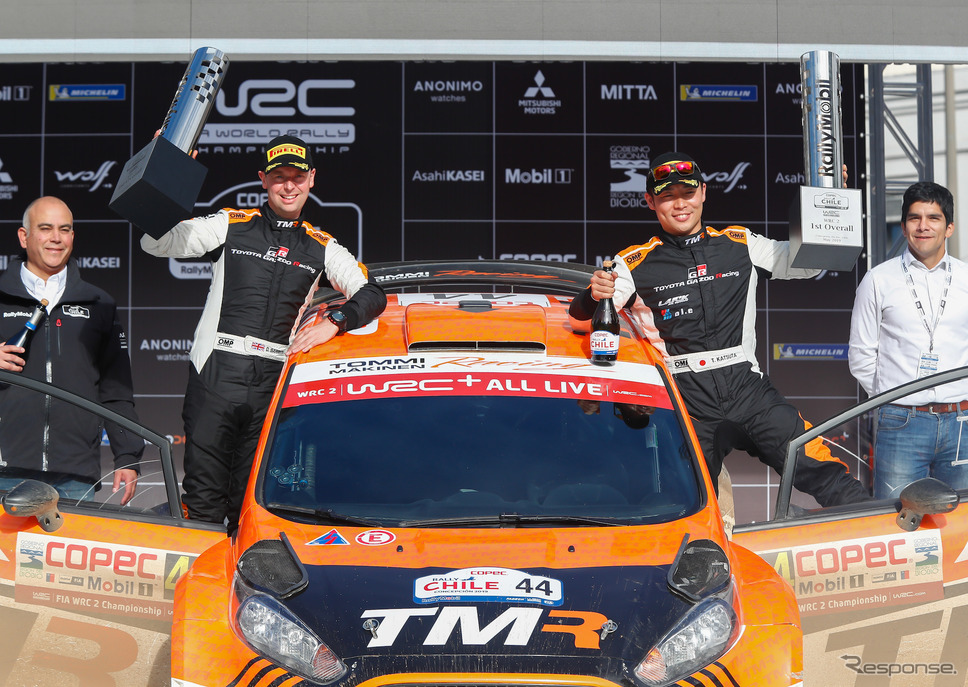 勝田貴元(中央右)がWRC2で優勝(中央左はコ・ドライバーのD.バリット)。《写真提供 TOYOTA》