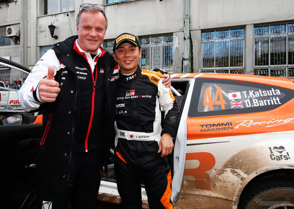 勝田を祝福するのはトヨタWRC陣営のトミ・マキネン代表。《写真提供 TOYOTA》