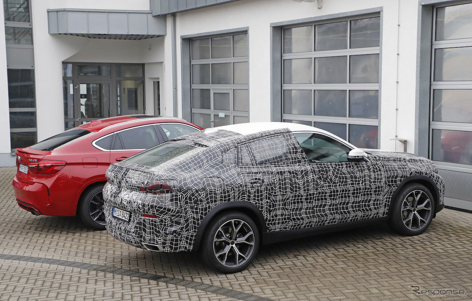 BMW X6 新型プロトタイプ(手前)と現行型X6M《APOLLO NEWS SERVICE》