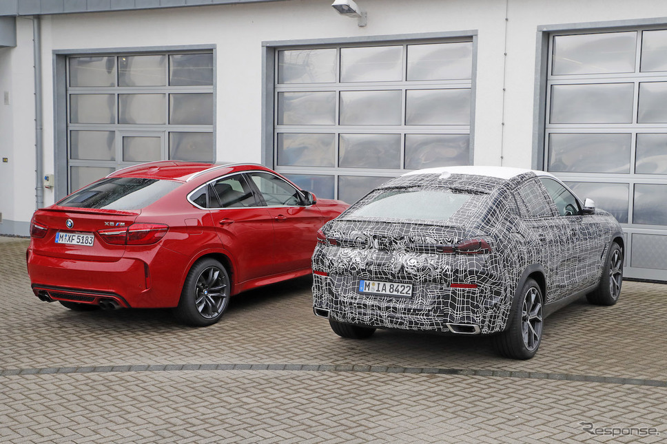 BMW X6 新型プロトタイプ(右)と現行型X6M《APOLLO NEWS SERVICE》