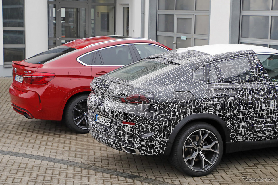 BMW X6 新型プロトタイプ(手前)と現行型X6Mのルーフ比較《APOLLO NEWS SERVICE》