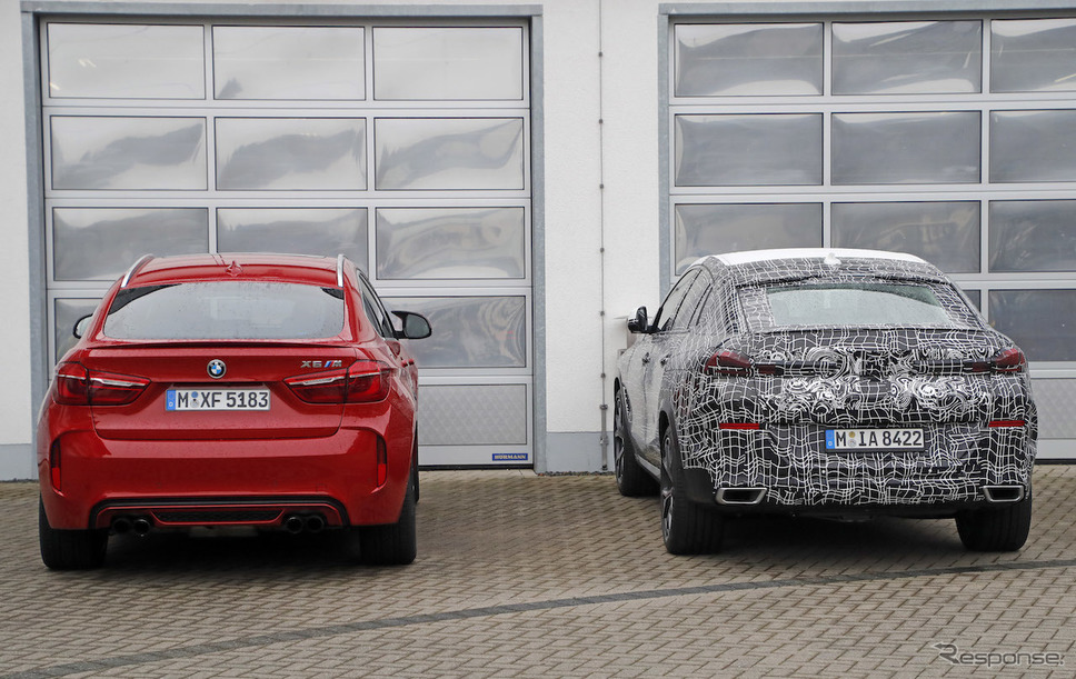 BMW X6 新型プロトタイプ(右)と現行型X6M《APOLLO NEWS SERVICE》
