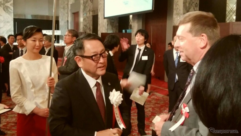 自工会の豊田会長=定時総会後のパーティ《撮影 池原照雄》
