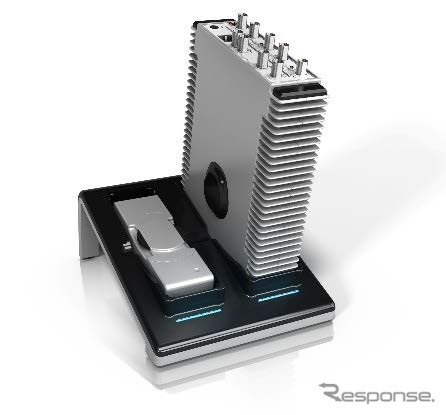充電、クラウド接続用のドッキングステーションにセットされた「MicroQ」と外付けバッテリー《写真 東陽テクニカ》