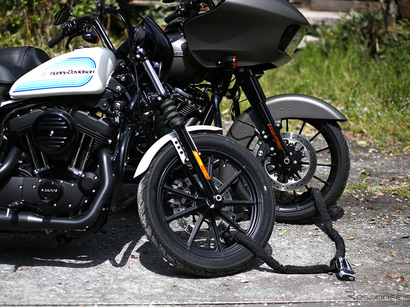 複数台のバイクをまとめて施錠。《写真 ビーズ》