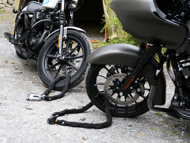 2台のバイクを個別で施錠。《写真 ビーズ》