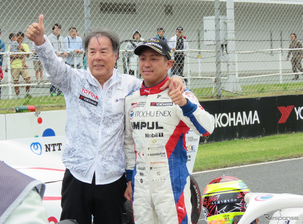 優勝した関口(右)と星野一義監督。関口のヘルメットには「人と違う道を行け」の文字、まさにそういった展開の勝利だった。《撮影 遠藤俊幸》