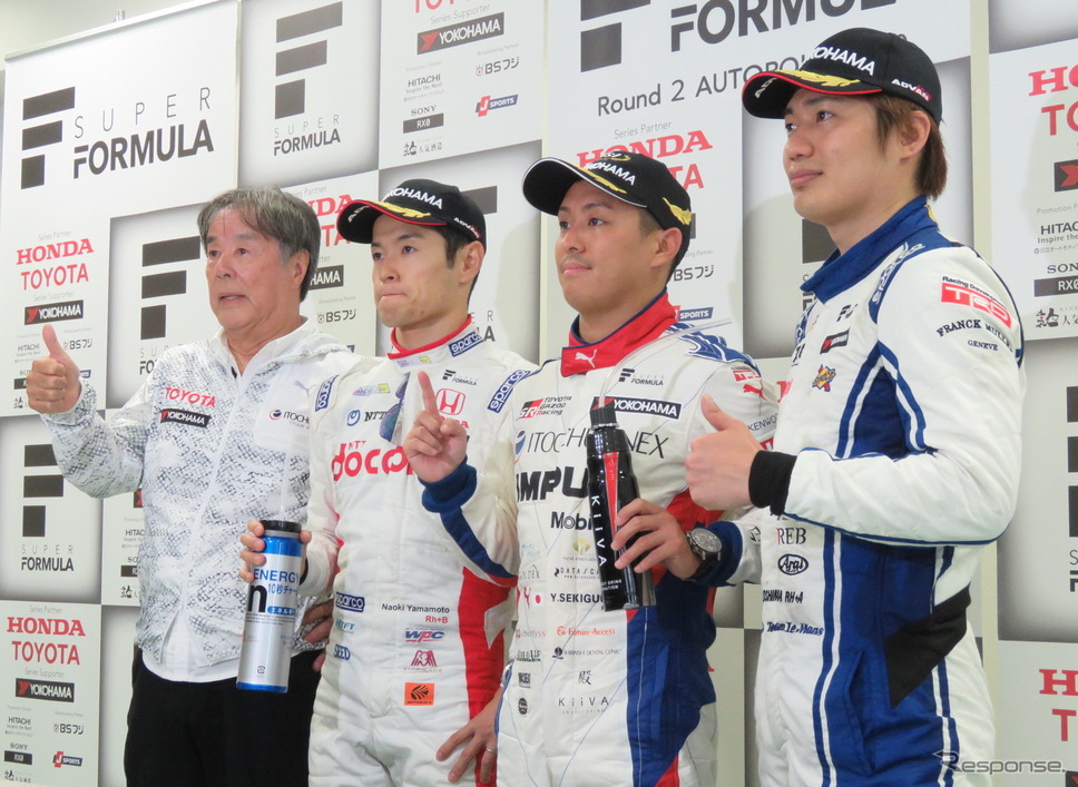 左から優勝の星野一義インパル監督、2位の山本、優勝の関口、3位の大嶋。《撮影 遠藤俊幸》