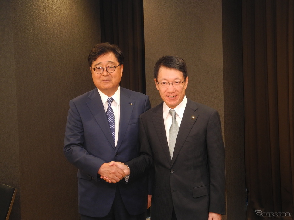 三菱自動車の益子修会長（左）と加藤隆雄新CEO《撮影　山田清志》