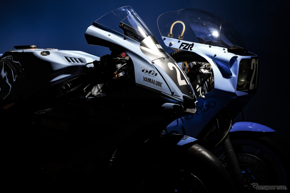 YZF-R1 2019年鈴鹿8耐仕様とFZR750 1985年鈴鹿8耐仕様《写真 ヤマハ発動機》