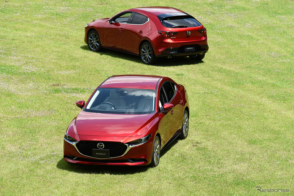 新型 マツダ3 セダン（前）とファストバック（後）《撮影 中野英幸》