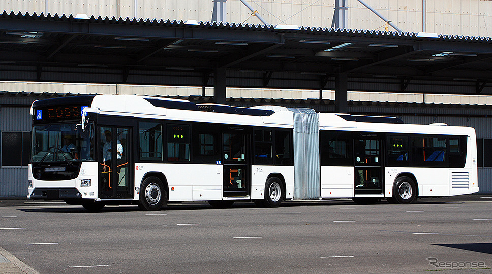 いすゞと日野が共同開発した、国産初の連節バス（2019年5月24日／ジェイ・バス宇都宮工場）《撮影 大野雅人（Gazin Airlines）》
