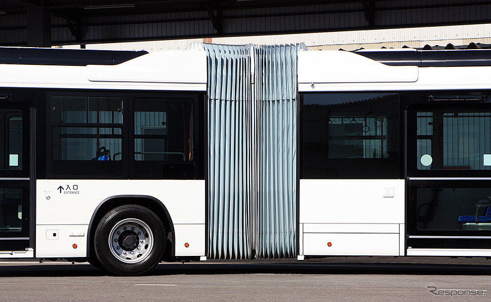 いすゞと日野が共同開発した、国産初の連節バス（2019年5月24日／ジェイ・バス宇都宮工場）《撮影 大野雅人（Gazin Airlines）》