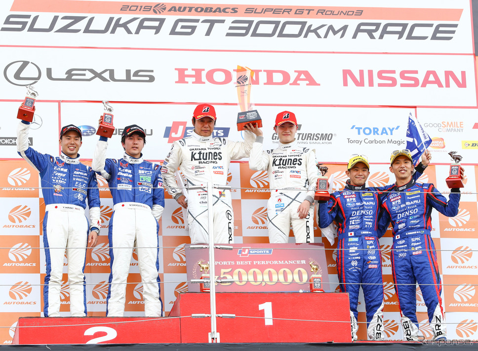GT300クラスの表彰式(中央左が新田、右が阪口)。《撮影 益田和久》