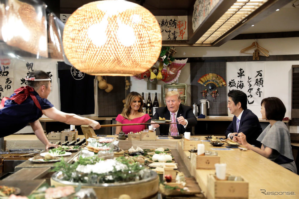 東京六本木の炉端焼きを訪れたトランプ米大統領一行。(c) Getty Images