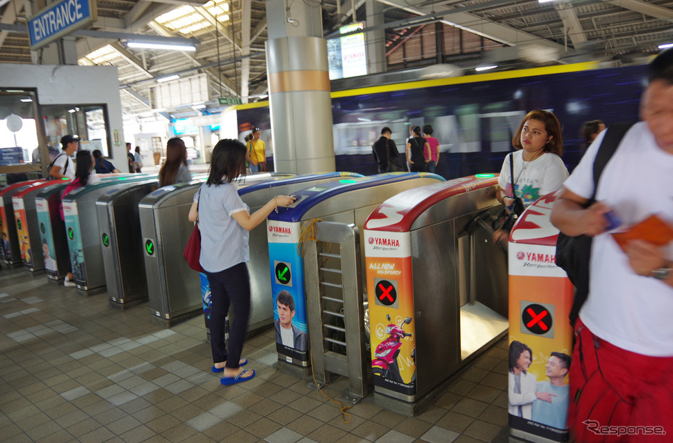 ヤマハモニュメント駅の改札。ICカードによる自動改札だ《撮影 宮崎壮人》