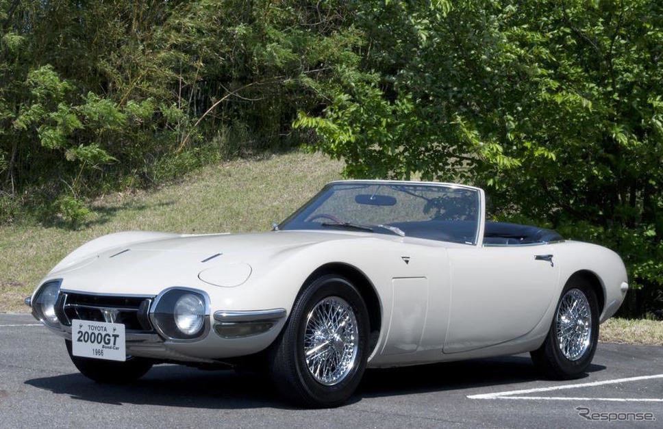 トヨタ2000GT。プレートにはボンドカーとの記載があり、「1966」(映画公開の前年)という数字も記されている。《写真提供 トヨタ博物館》