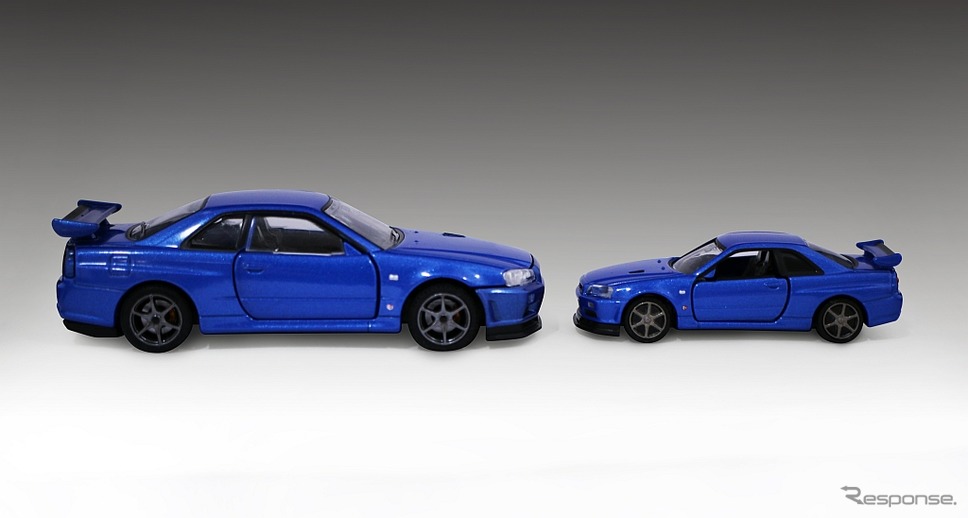 トミカプレミアムRS 日産スカイライン GT-R VスペックII ニュル（ベイサイドブルー）（左）と、通常のトミカプレミアム11 日産スカイライン GT-R VスペックII ニュル（右）との比較《写真 タカラトミー》