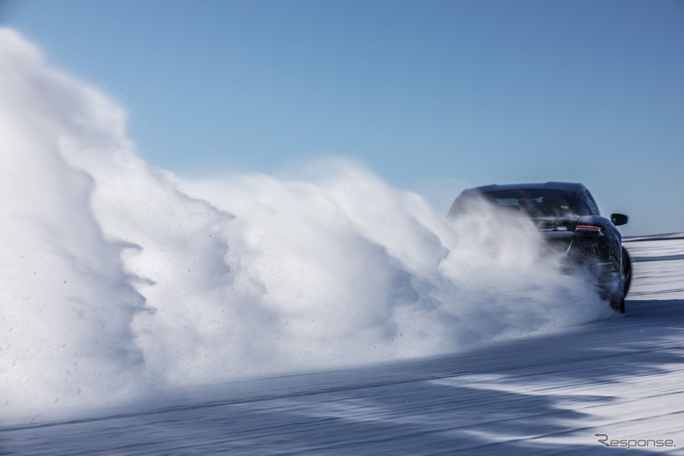 タイカンの雪中テスト風景《写真 ポルシェジャパン》