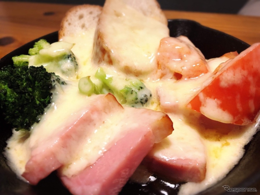 「花畑牧場のとろ〜りラクレット」もチーズの旨味と共に野菜をめいっぱい楽しめるメニューだ。【写真:重田信哉】