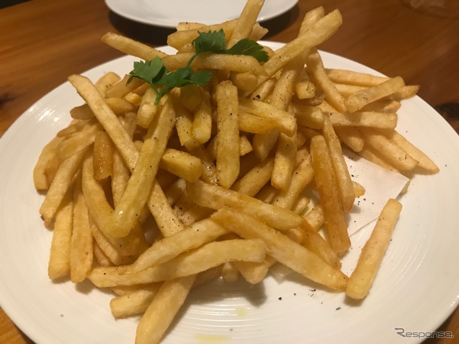 トリュフの香りののポテトフライも後を引く旨味の一品。こういうものでゆったりと過ごすのもオツだ。【写真:中込健太郎】