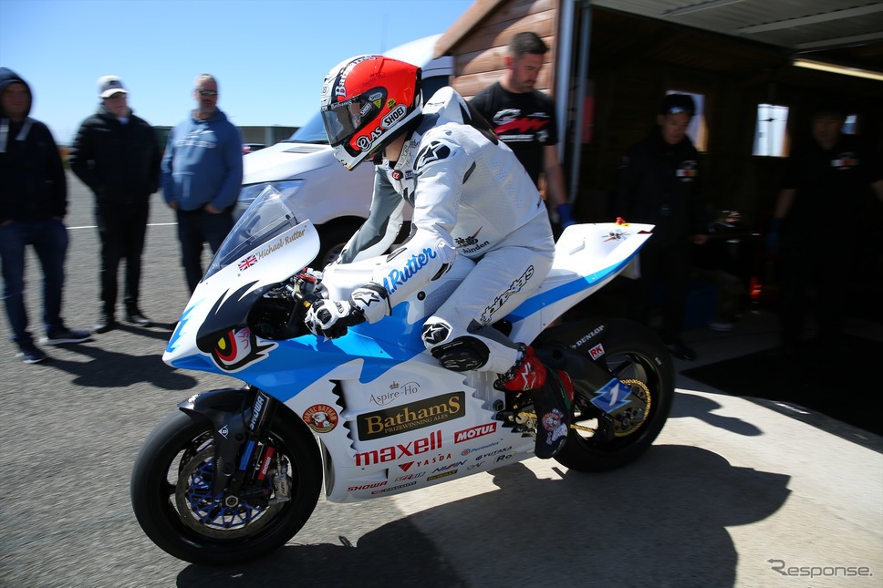 チーム無限の最終テストに向けてコースインするマイケル・ルッター選手(マン島TTレース2019)《撮影 小林ゆき》