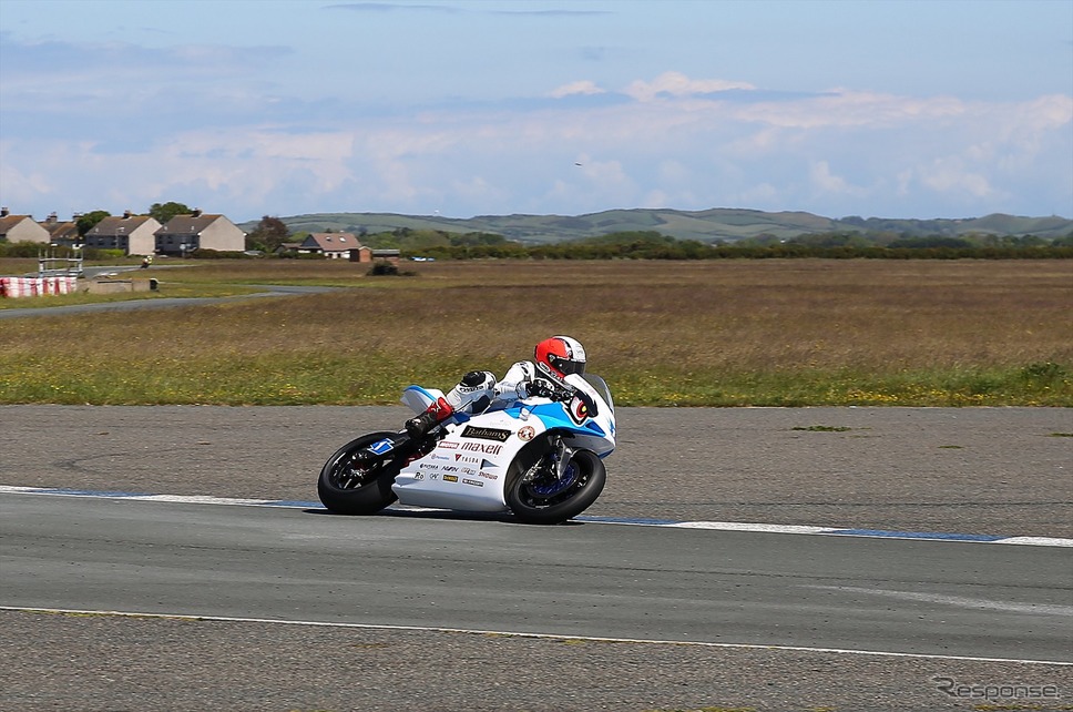 最終テストでジャービーエアフィールドを走行するルッター選手(マン島TTレース2019)《撮影 小林ゆき》