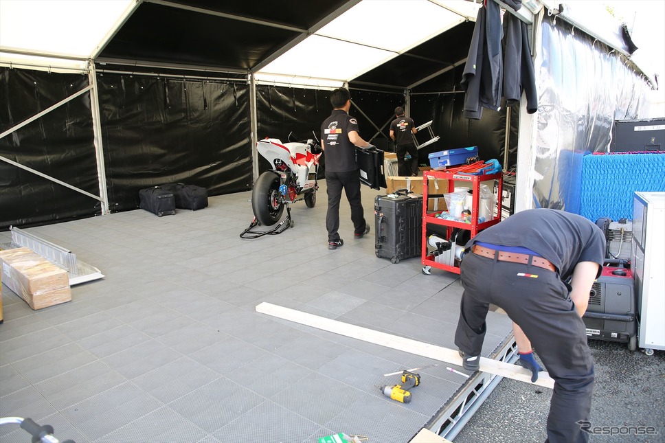 TTレースは公道レースのためパドックも仮設テント。現地入りしたチーム員が設営を行う(マン島TTレース2019)《撮影 小林ゆき》