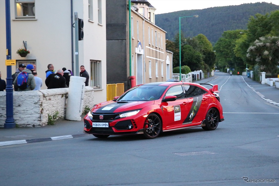 ホンダシビックType RがTTレースのマーシャルカーに(マン島TTレース2019)《撮影 小林ゆき》