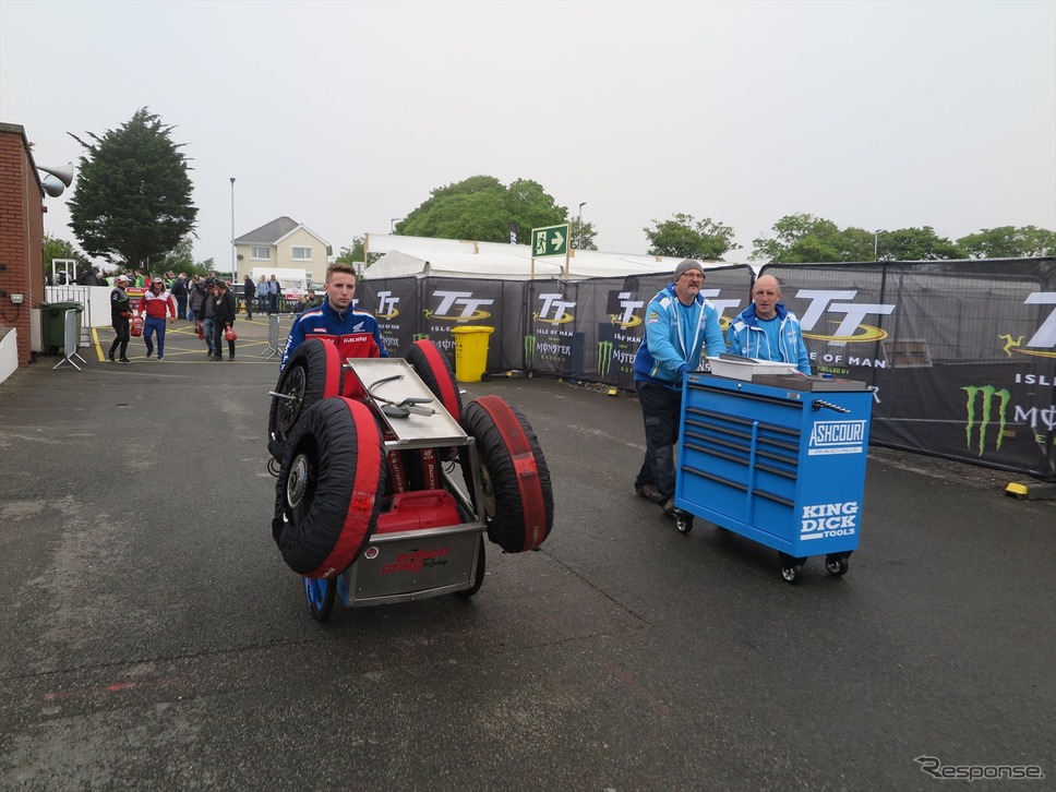今日の走行中止を受け、メカニックたちが機材を引き上げる(マン島TTレース2019)《撮影 小林ゆき》