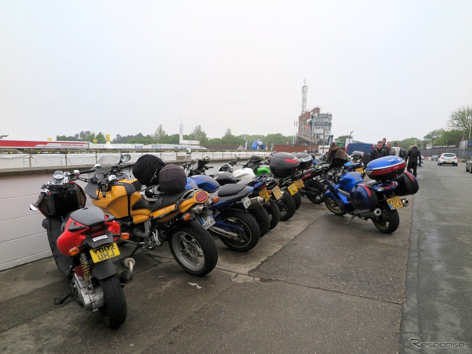 本来、ピットレーンになる場所も走行中止になりビジターのバイクで埋まる(マン島TTレース2019)《撮影 小林ゆき》