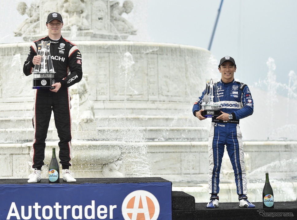 デトロイト連戦の“レース1”で佐藤琢磨(右)が3位に。優勝はニューガーデン(左)。《写真提供 INDYCAR》