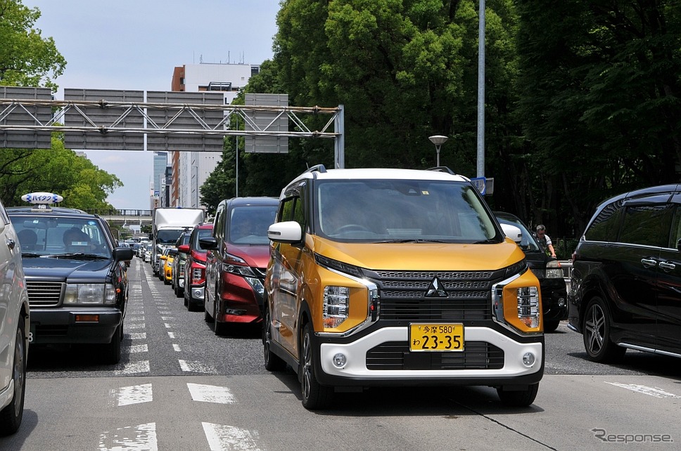 名古屋市内をキャラバン走行する三菱 eKクロス。伏見通り。《撮影 丹羽圭@DAYS》