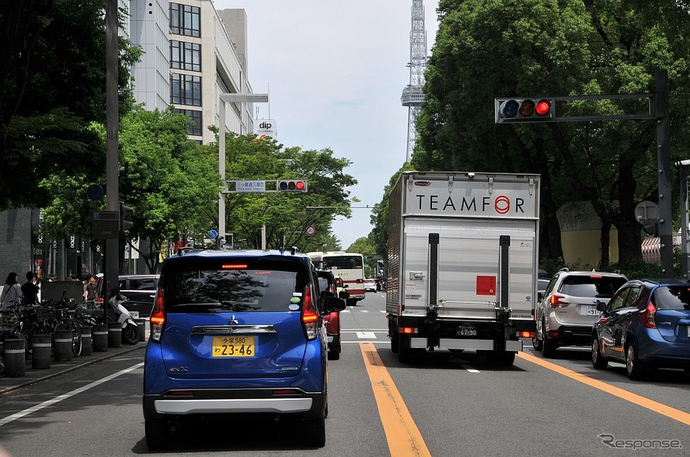 名古屋市内をキャラバン走行する三菱 eKクロス。久屋大通りにてテレビ塔と。《撮影 丹羽圭@DAYS》