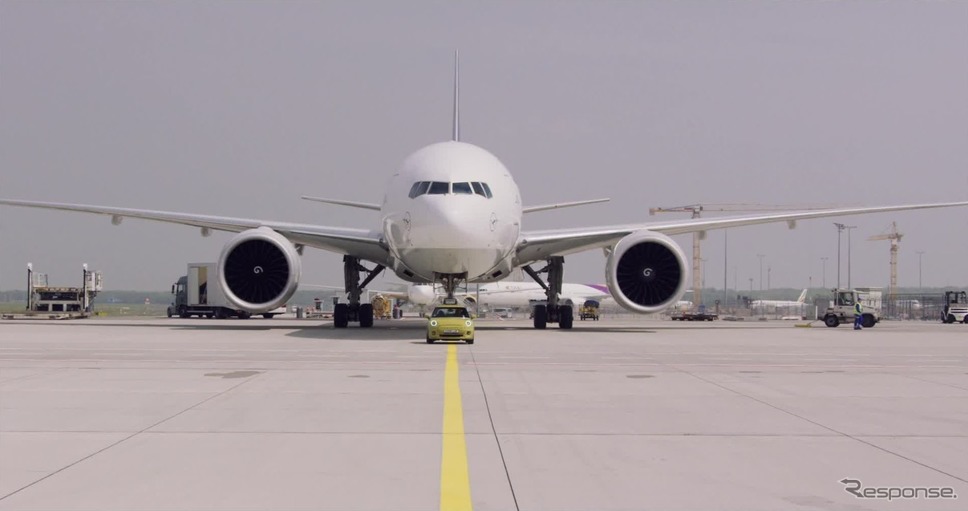 MINIクーパーSEのプロトタイプがドイツ・フランクフルト国際空港において約150トンの航空機（ボーイング777F）を牽引《photo by MINI》