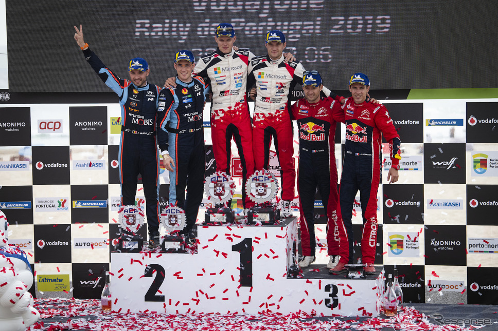 WRCポルトガル戦の表彰式。中央左がタナク、同右がコ・ドライバーのM.ヤルヴェオヤ。《写真提供 Red Bull》