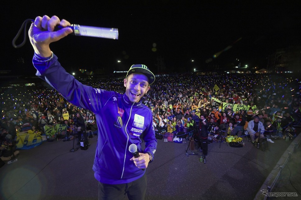 前夜祭ステージ ロッシ選手《写真 モビリティランド》