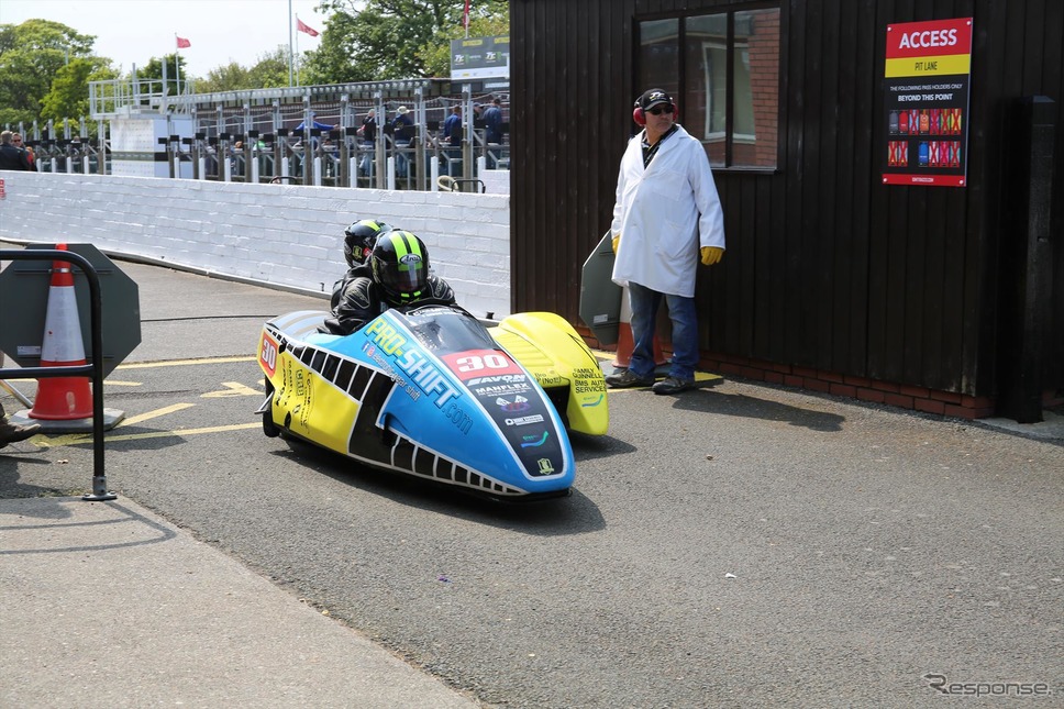 走行を終えパドックに戻るサイドカー(マン島TTレース2019)《撮影 小林ゆき》
