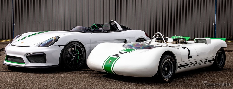 ボクスター・ベルクスパイダー(向かって左)と909ベルクスパイダー《photo by Porsche》