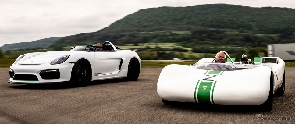ボクスター・ベルクスパイダー（向かって左）と909ベルクスパイダー《photo by Porsche》