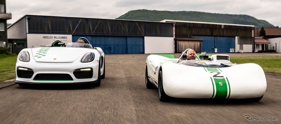 ボクスター・ベルクスパイダー（向かって左）と909ベルクスパイダー《photo by Porsche》