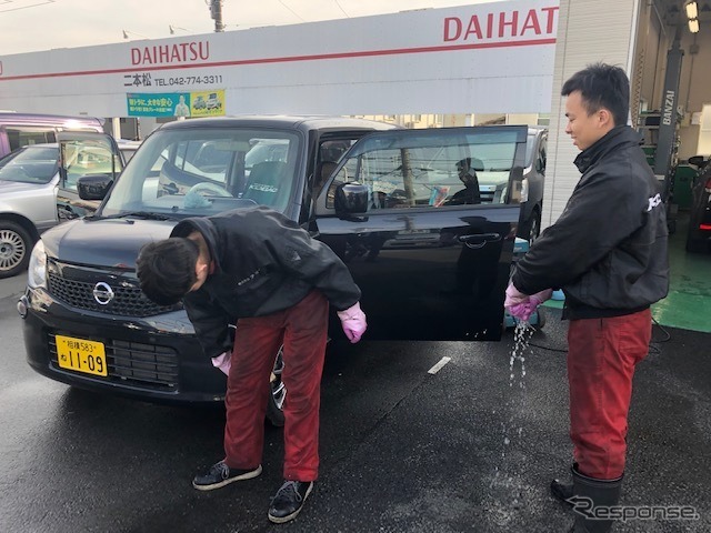 洗車をするベトナム人整備人材《撮影　川崎大輔》