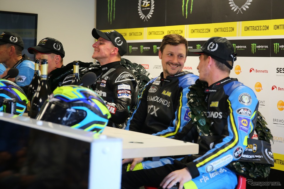 レース後の記者会見で談笑する3位のファウンド/ロウサー組(マン島TTレース2019)《撮影 小林ゆき》