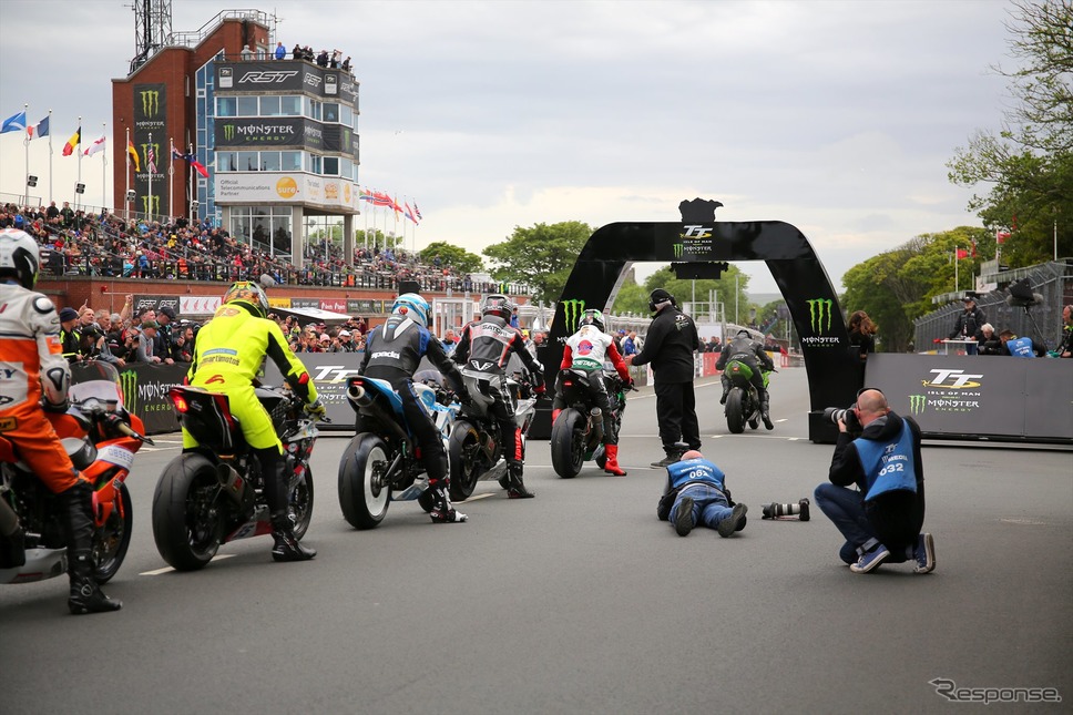 スーパースポーツレース1スタート直前の山中正之選手(日の丸のレザースーツ)(マン島TTレース2019)《撮影 小林ゆき》